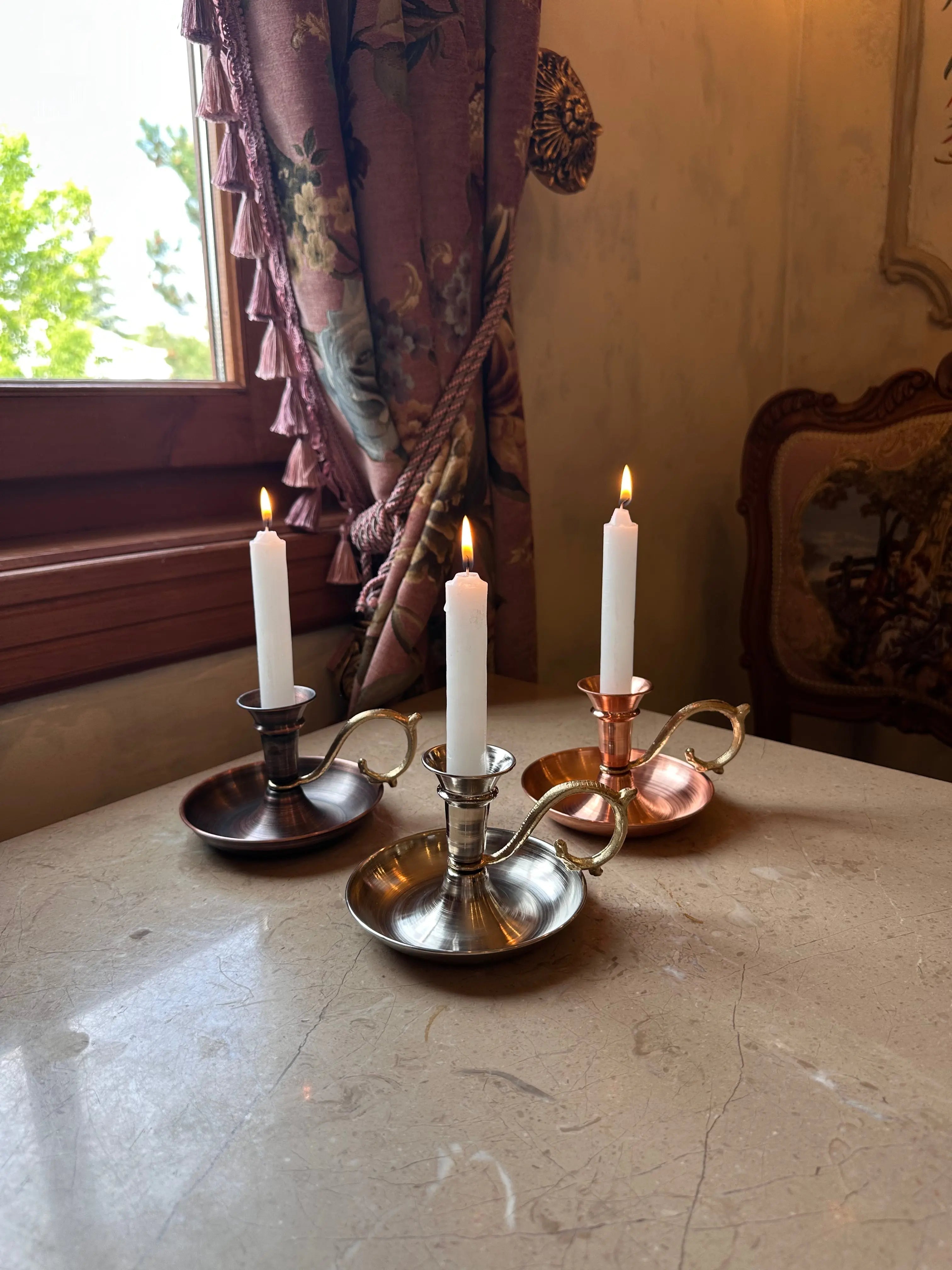 Heritage Copper Aurora el yapımı bakır mumluk, doğal parlak bakır yüzeyiyle şık ve zamansız ev dekorasyonuna sıcaklık katan dekoratif ürün.