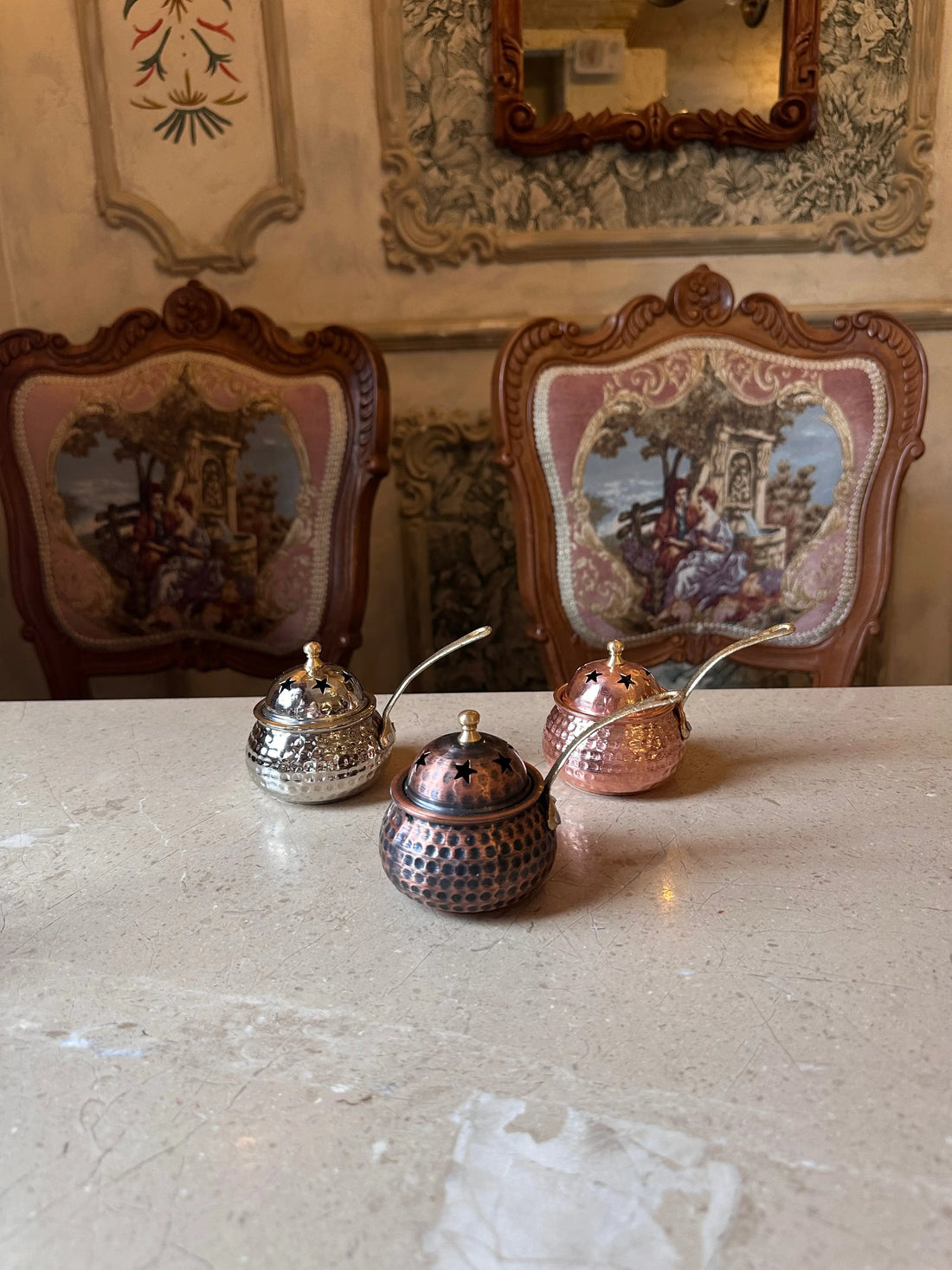 El yapımı bakır tütsülük, doğal parlaklığı ve zarif tasarımıyla spiritüel ritüellerde huzur ve enerji dengeleme sağlar.