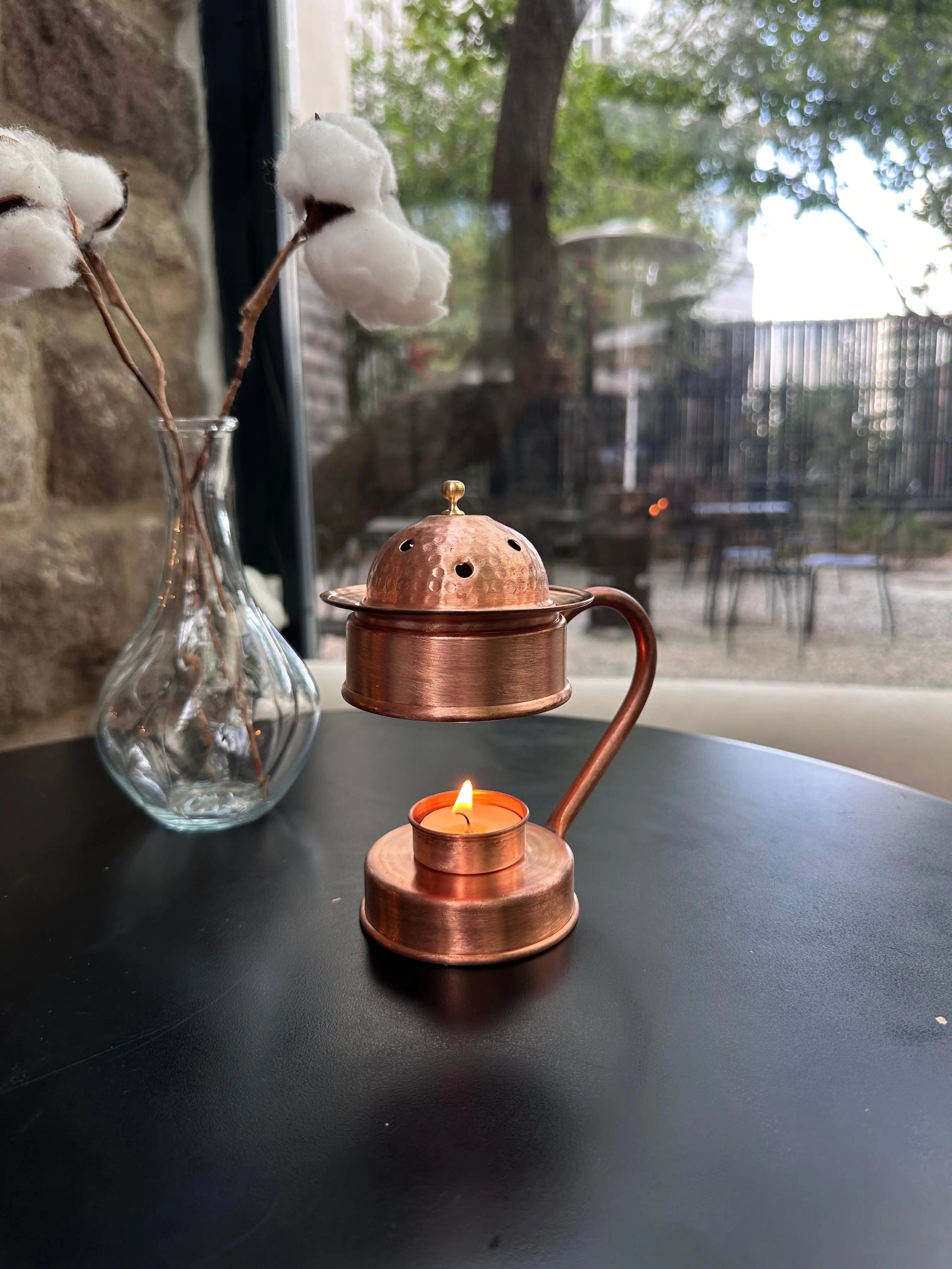 Heritage Copper Lunaris el yapımı bakır tütsülük, doğal parlak bakır yüzeyi ve zarif tasarımıyla ev dekorasyonunda şıklık ve meditasyon ritüellerinde huzur sunar.