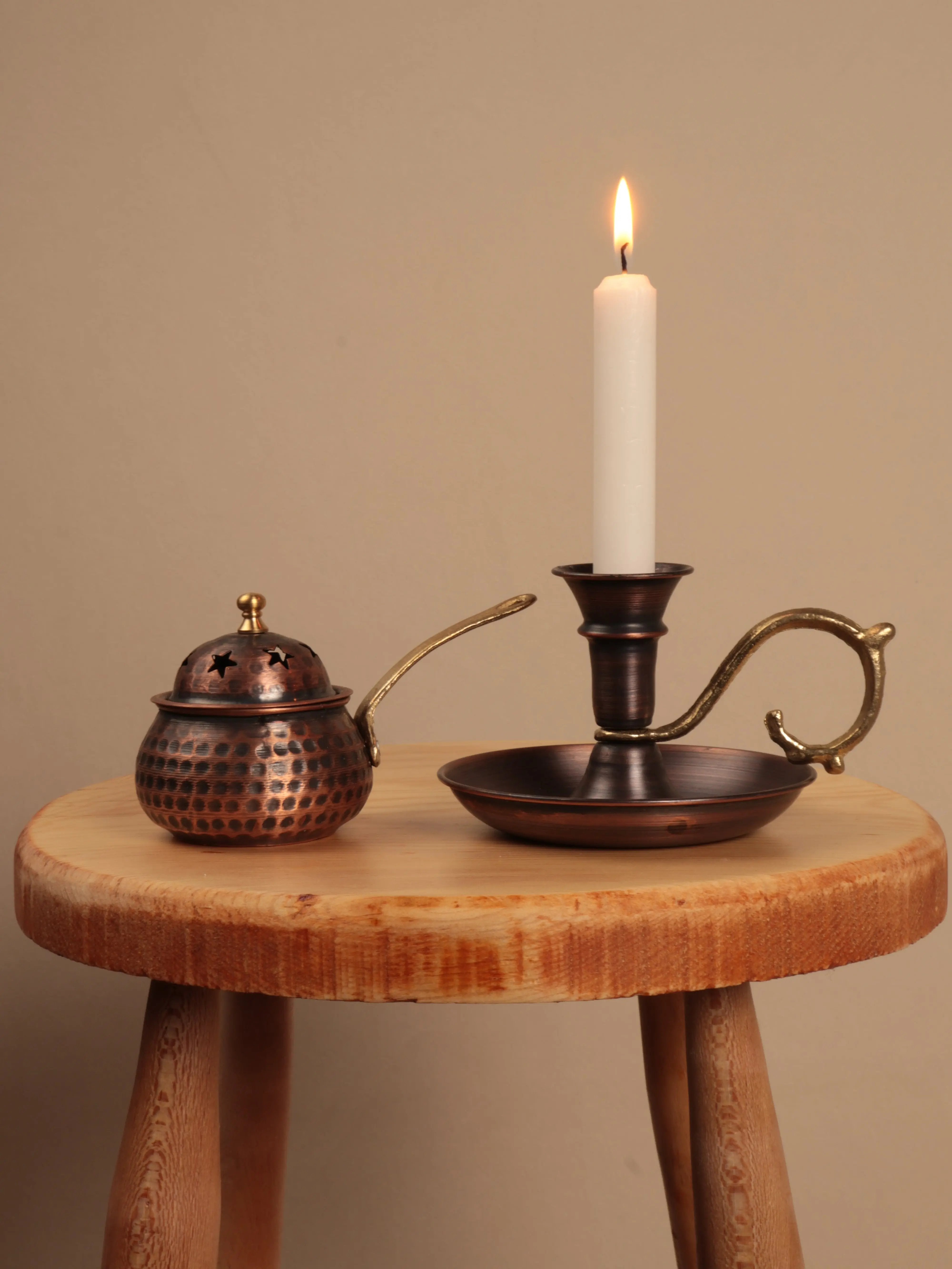 Antik dokunuşlu bakır tütsülük - %100 orijinal! Spiritüel şifa, doğal enerji ve meditasyonla evinize eşsiz estetik, huzur getiriyor. Hemen keşfedin!